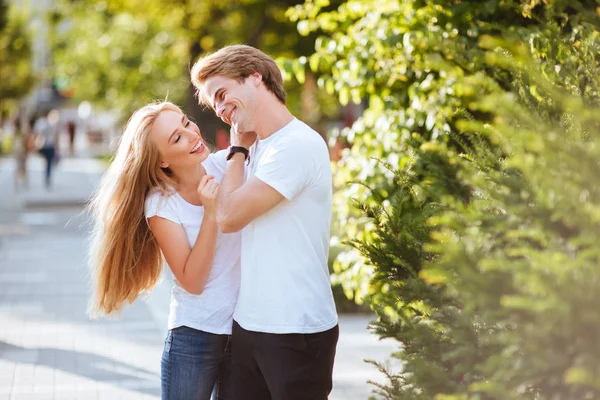 Junges Verliebtes Paar Das Sich Auf Der Straße Umarmt Lifestyle — Stockfoto