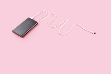 güç banka gadget'ı pastel bir arka plan. smartphone için taşınabilir pil.