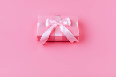 Hediye veya pembe bir arka plan üzerinde mevcut kutusu. Doğum günü, düğün veya Noel kavramı.