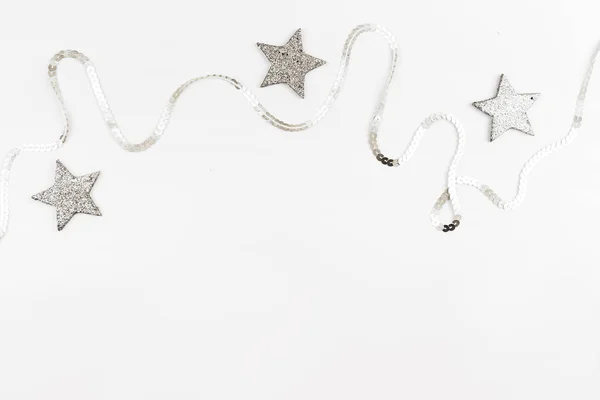 Різдвяна Композиція Різдвяні Кульки Рожеві Срібні Прикраси Білому Тлі Плоский — стокове фото