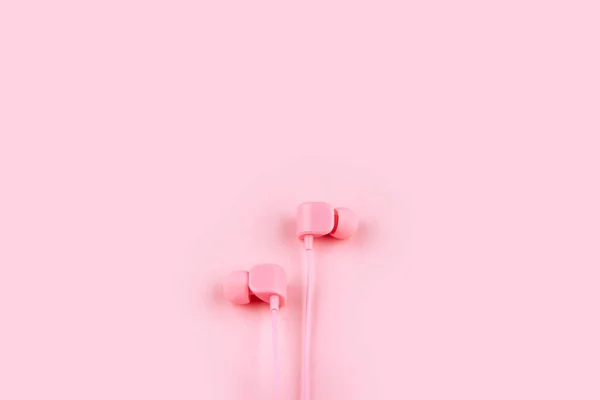 Sluchátka na pastelové pozadí. — Stock fotografie