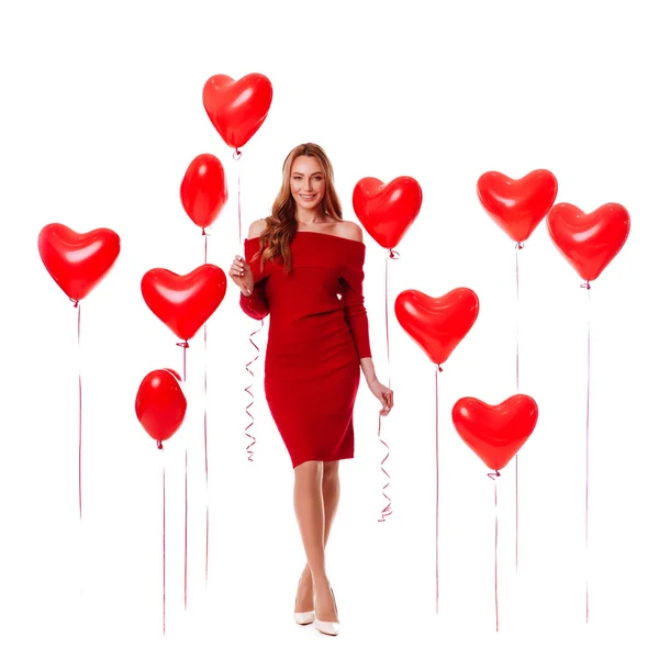 Atractiva joven en vestido rojo celebración de San Valentín globo de helio — Foto de Stock