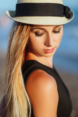 Açık hava yaşam tarzı portre siyah mayo güzel kızın