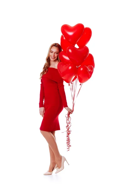 Atrakcyjna młoda dziewczyna w czerwonej sukience gospodarstwa balonu helem Walentynki — Zdjęcie stockowe