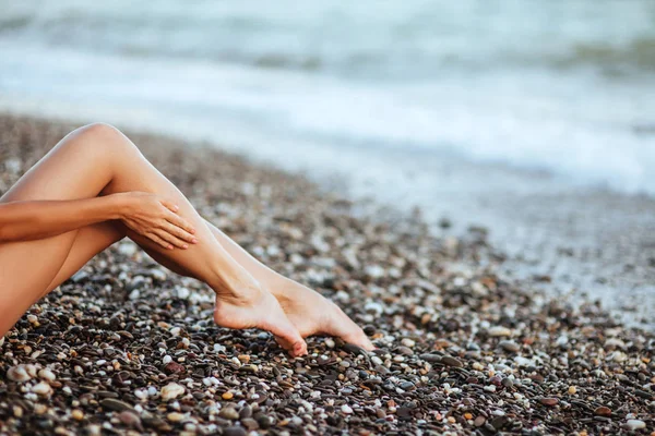 Női gyönyörű szexi lábak, a strandon — Stock Fotó