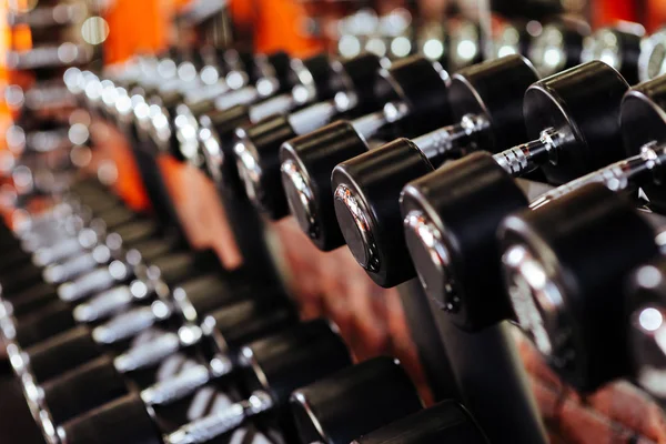 Rangées d'haltères dans la salle de gym avec contraste hign — Photo