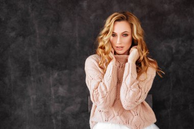 Sarı saçlı güzel genç kadın stüdyo çekim