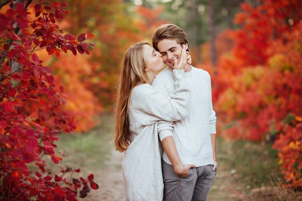 Podzimní láska, pár líbání v parku na podzim — Stock fotografie