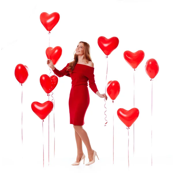 Atractiva joven en vestido rojo celebración de San Valentín globo de helio — Foto de Stock