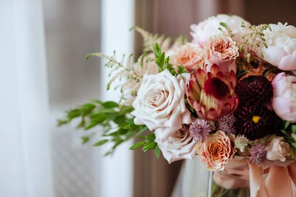 Flores de boda, primer ramo de novia . — Foto de Stock