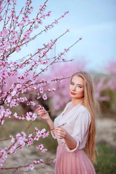Портрет молодої милої жінки в весняних квітах — стокове фото