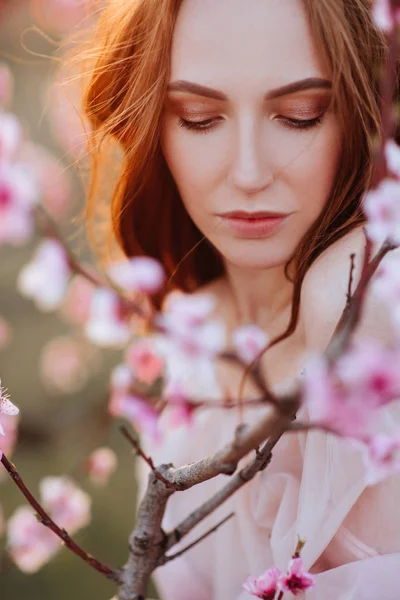 Menina bonita sob a árvore rosa florido — Fotografia de Stock