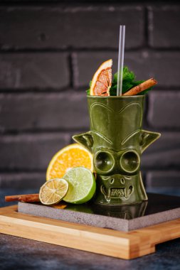 Tropikal tiki kokteyl çubuğu.