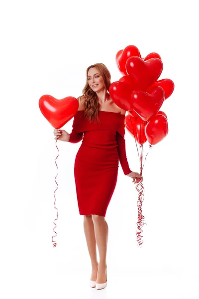 Sevgililer günü helyum balonu tutan kırmızı elbiseli çekici genç kız — Stok fotoğraf