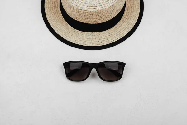 Sonnenschutzobjekte Sonnenbrille und Hut. — Stockfoto