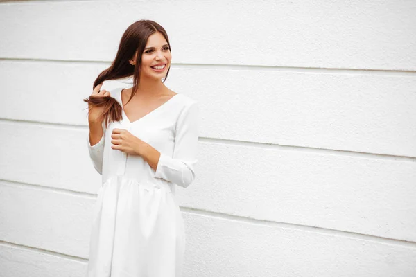 Cerca de la moda calle stile retrato de chica bonita en traje casual otoño . — Foto de Stock