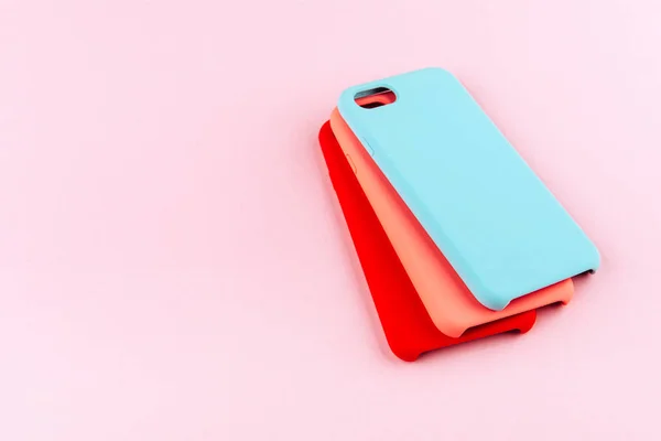Sada barevných plastových obalů pro smartphone, samostatný — Stock fotografie