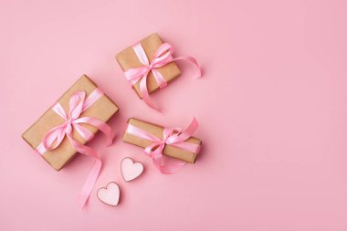 Sevgililer günü kompozisyon: beyaz hediye kutuları yay ve pembe kalpler ile. Hedef
