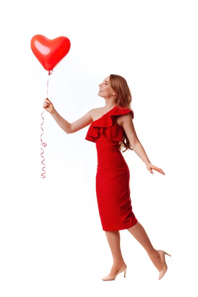 Atractiva joven en vestido rojo celebración de San Valentín globo de helio — Foto de Stock