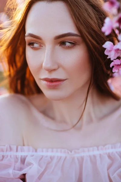 Menina bonita sob a árvore rosa florido — Fotografia de Stock