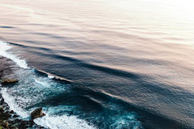 Okyanus dalgaları sıçramasına dalgalarda