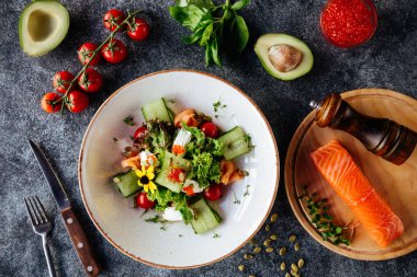 Ispanak, cherry domates, Mısır salata, somon salatası bebek ıspanak, taze nane ve fesleğen.