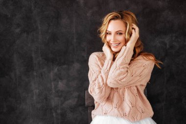 Sarı saçlı güzel genç kadın stüdyo çekim