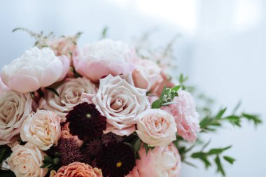 Vintage üzerinde karışık çiçekli buket bahar