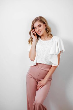 Güzel, gülümseyen kadın