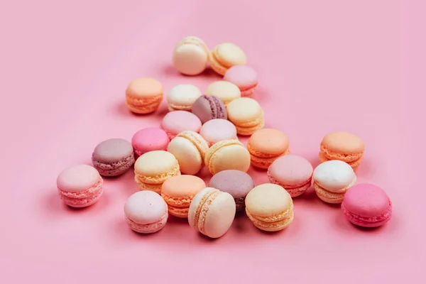 Macarrones en un fondo rosa . — Foto de Stock