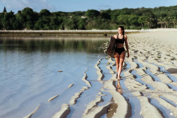 Surf girl com prancha de surf na praia — Fotografia de Stock