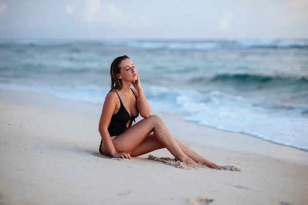 Mulher desfrutando de belo pôr do sol na praia — Fotografia de Stock