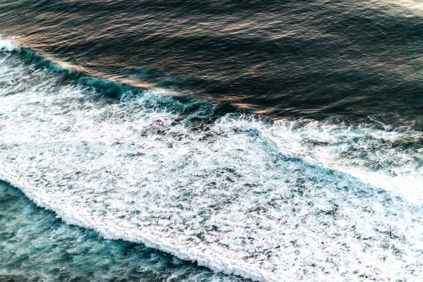 Légifelvételek az óceán hullámai. — Stock Fotó