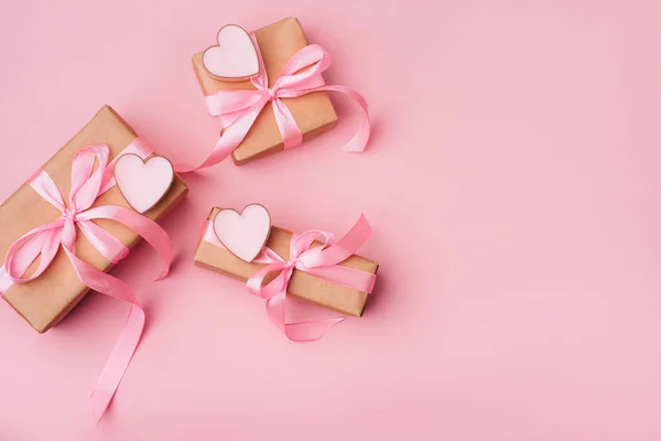 情人节作文: 白色礼品盒与弓和粉红色的心。自 — 图库照片