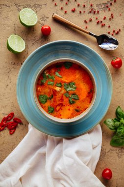 Tom Yam kung baharatlı Tay çorbası karides, deniz ürünleri, Hindistan cevizi sütü ve biber ile