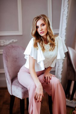 onun kanepede oturan güzel sarışın