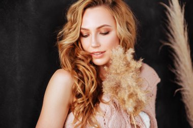 Sarı saçlı güzel genç kadın stüdyo çekim