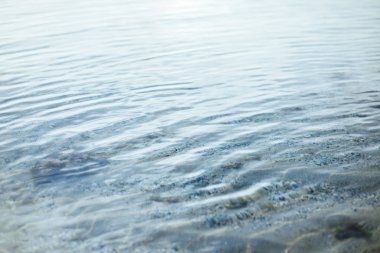 Dalgalı mavi deniz yüzeyi