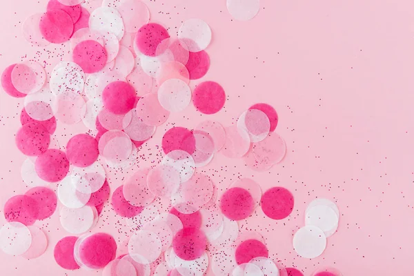 Flatlay de Confetti de papel redondo colorido sobre papel rosa — Foto de Stock