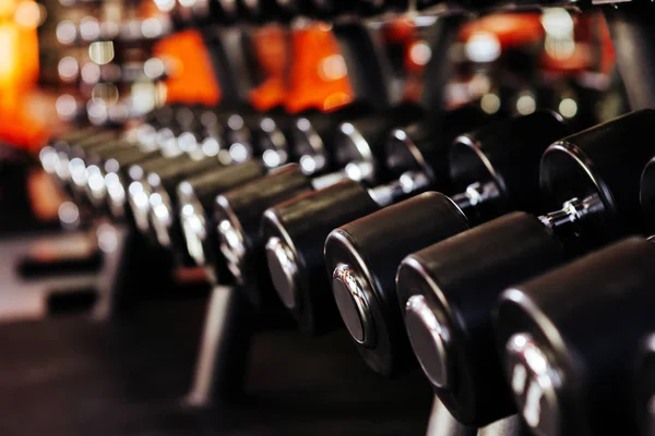 Rangées d'haltères dans la salle de gym avec contraste hign — Photo