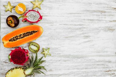 Beyaz ahşap arka planda tropik meyve