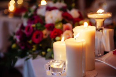 Yanan mumlar bulanık bir resim