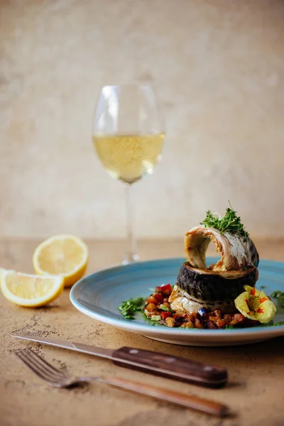 Rökt makrill på trä bakgrund — Stockfoto