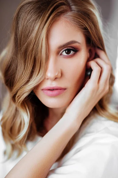 Prachtige portret van een mooie jonge vrouw met perfecte huid — Stockfoto