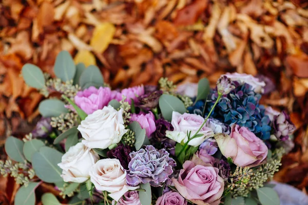 Красивый свадебный красочный букет для невесты. Красота цветных цветов . — стоковое фото