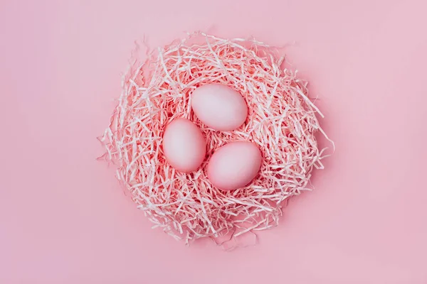 Pembe arka planda Paskalya yumurtaları. Paskalya yuvası.