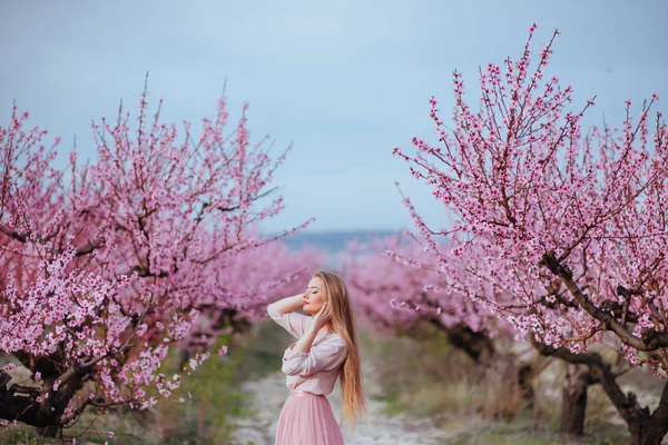 Portrait de jeune belle femme en fleurs de printemps — Photo