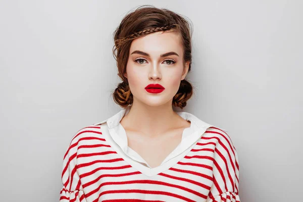 Όμορφο νεαρό μοντέλο με κόκκινα χείλη — Φωτογραφία Αρχείου