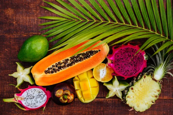 Tropische Früchte auf hölzernem Hintergrund — Stockfoto