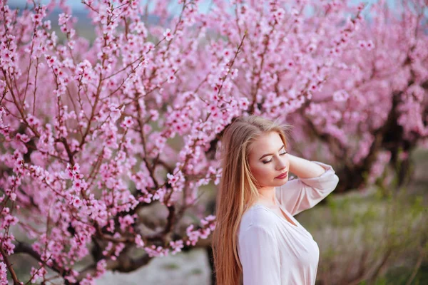 春の花の若い女性の肖像画 — ストック写真